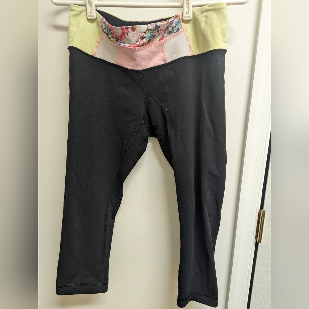 Lululemon Wunder Under Crop Full On Luon Reversible Floral Quilt Sz8